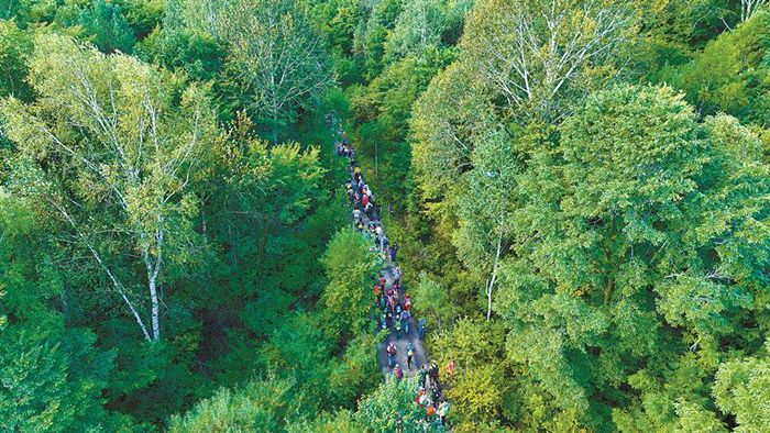 500名徒步爱好者穿越小兴安岭国家森林步道_20220824001.jpg